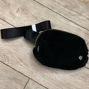 NWT Lululemon Belt Bag Black Sherpa